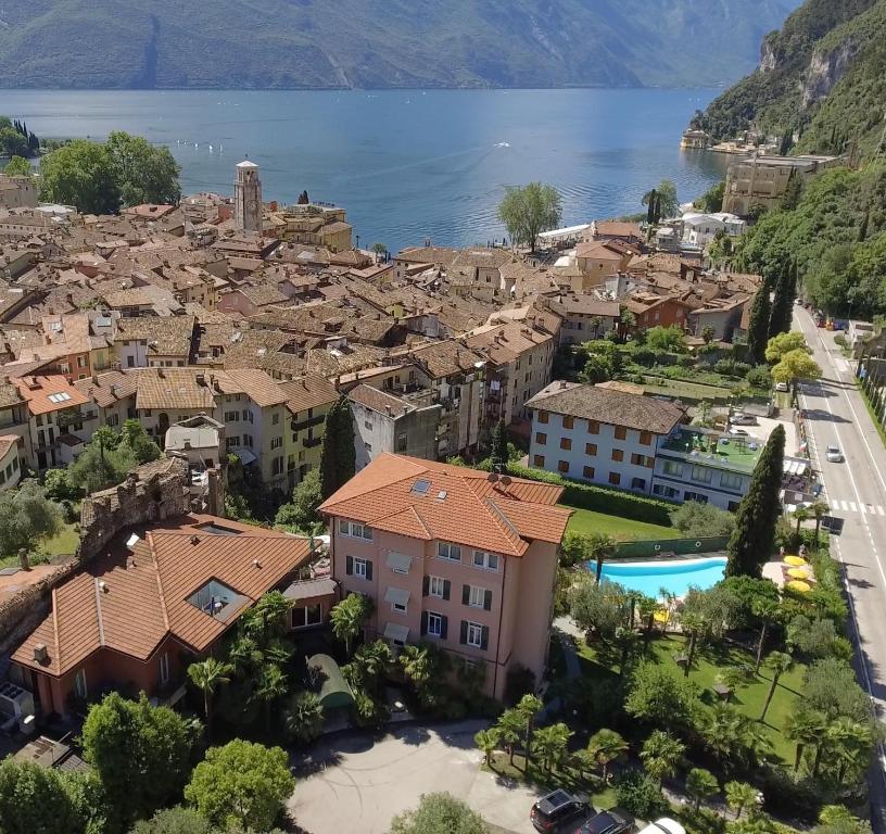 Blick auf eine kleine Stadt am Wasser in der Unterkunft Villa Miravalle in Riva del Garda