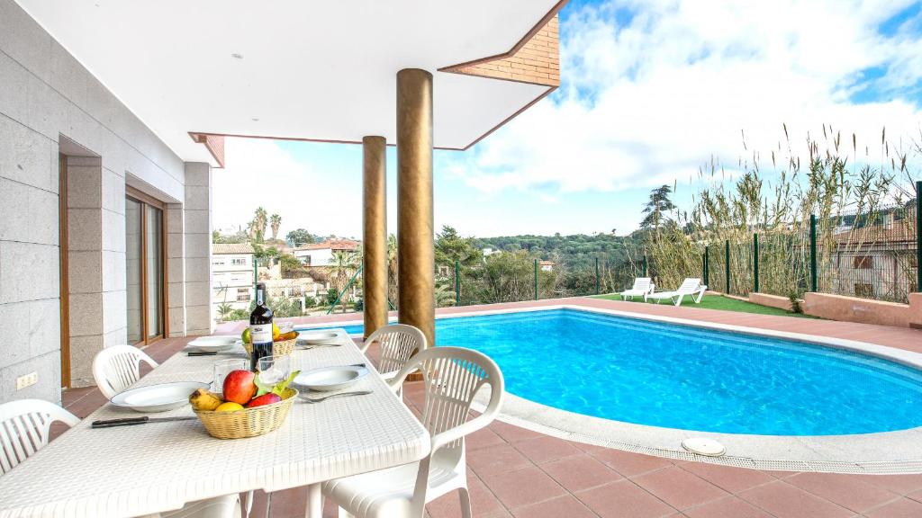 Villa con piscina, mesa y sillas en 2Pau - Lloret de Mar, en Lloret de Mar