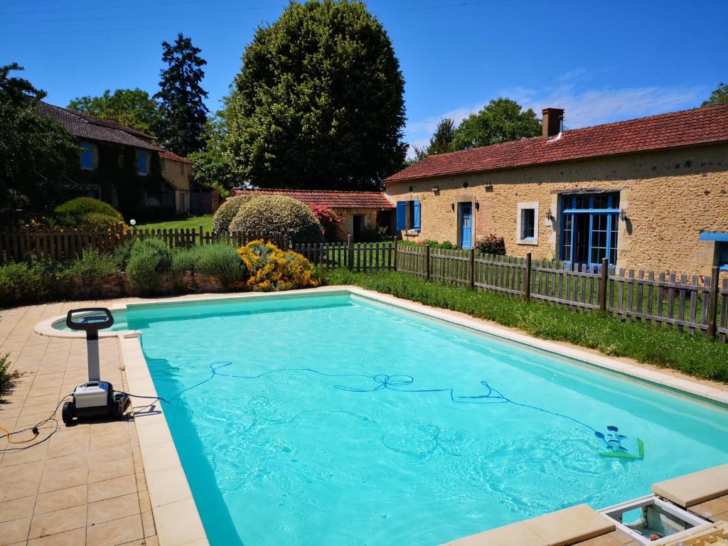 Bazén v ubytovaní Domaine de La Croisée Verte, 3 maisons au coeur du Périgord alebo v jeho blízkosti