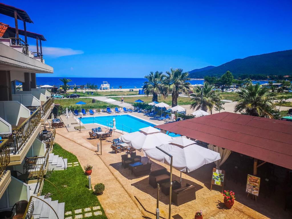 einen Blick über das Resort mit Pool in der Unterkunft Rihios Hotel in Stavros
