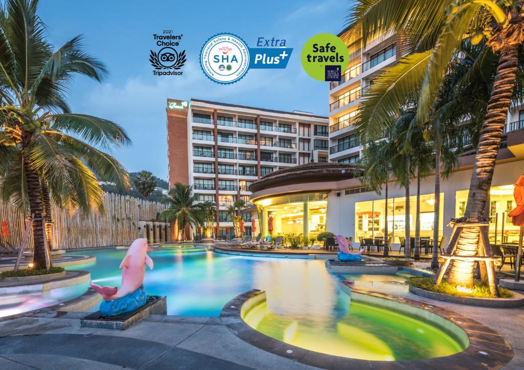 vista sulla piscina dell'hotel di The Beach Boutique House a Kata Beach