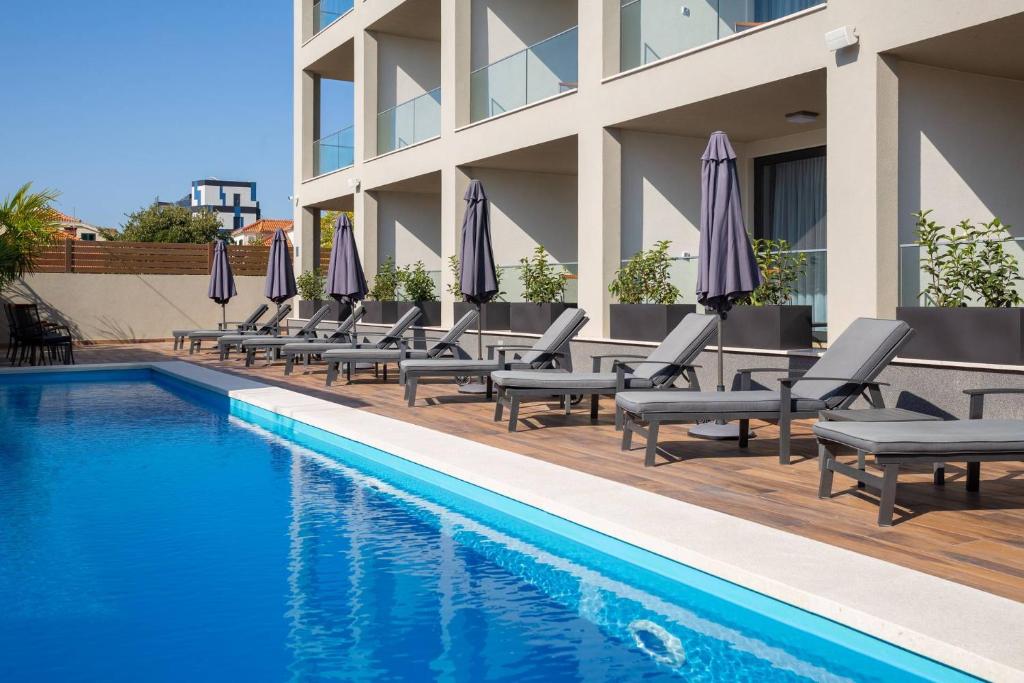 Bazén v ubytování Ellure Luxury Suites nebo v jeho okolí