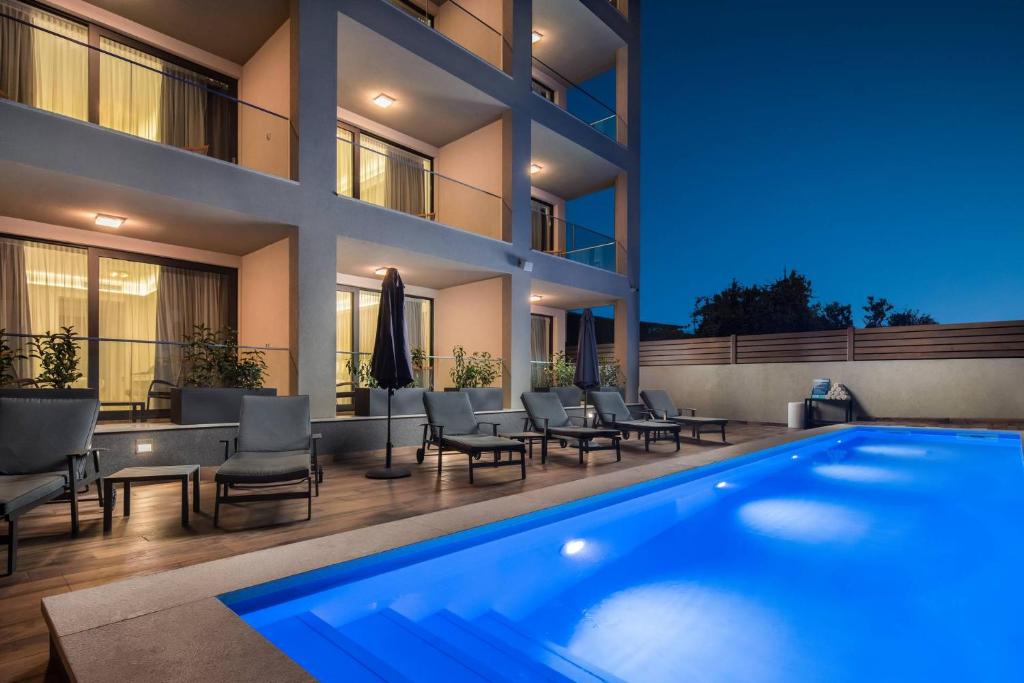 Bazén v ubytování Ellure Luxury Suites nebo v jeho okolí