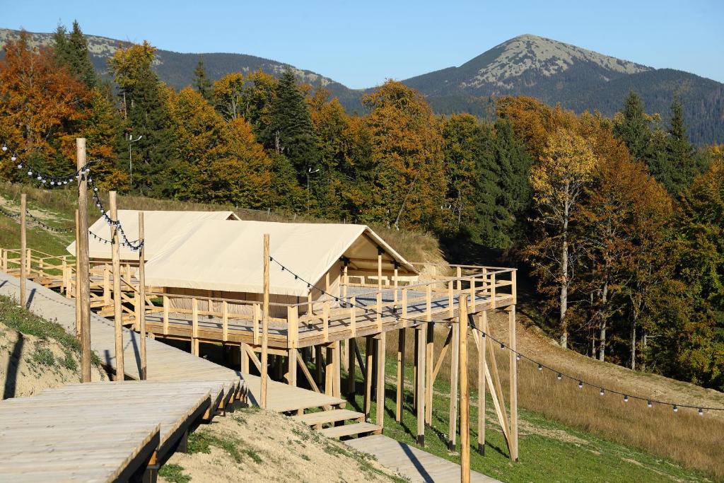 Nespecifikovaný výhled na hory nebo výhled na hory při pohledu z luxury tent