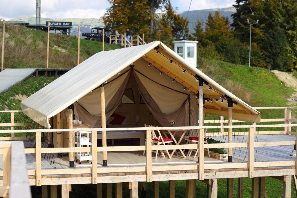 Nespecifikovaný výhled na hory nebo výhled na hory při pohledu z luxury tent