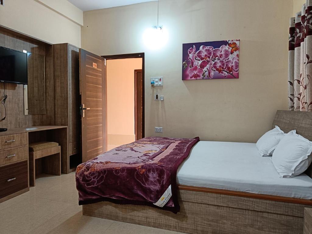 Postel nebo postele na pokoji v ubytování Hotel Vrindavan Palace