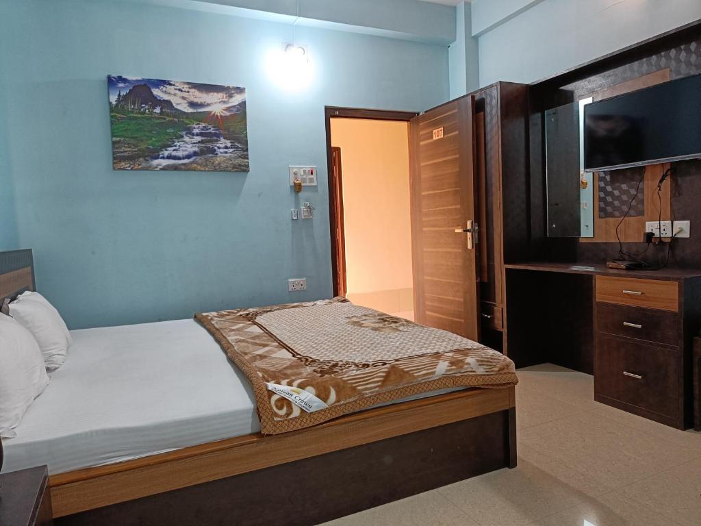 Postel nebo postele na pokoji v ubytování Hotel Vrindavan Palace