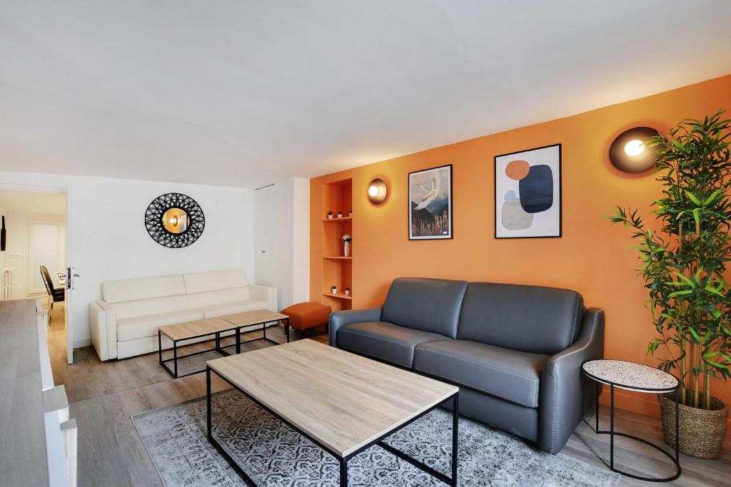 ein Wohnzimmer mit einem Sofa und einem Tisch in der Unterkunft CMG-Charmant appartement-Opéra-Galerie Lafayette in Paris