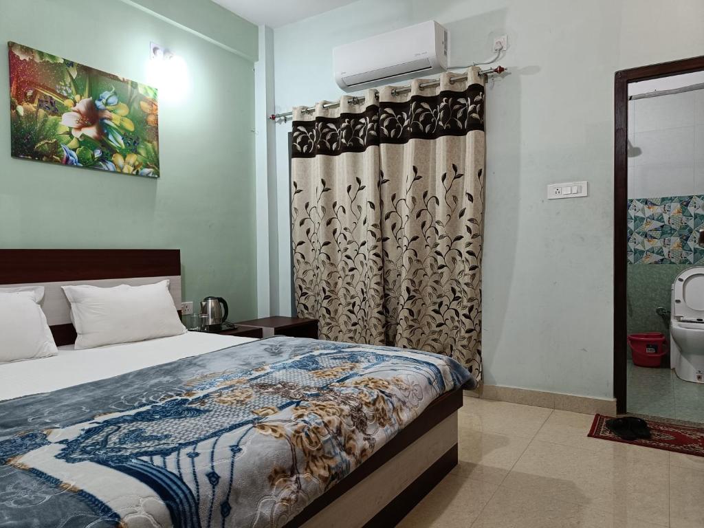 Postel nebo postele na pokoji v ubytování Hotel Vrindavan Palace