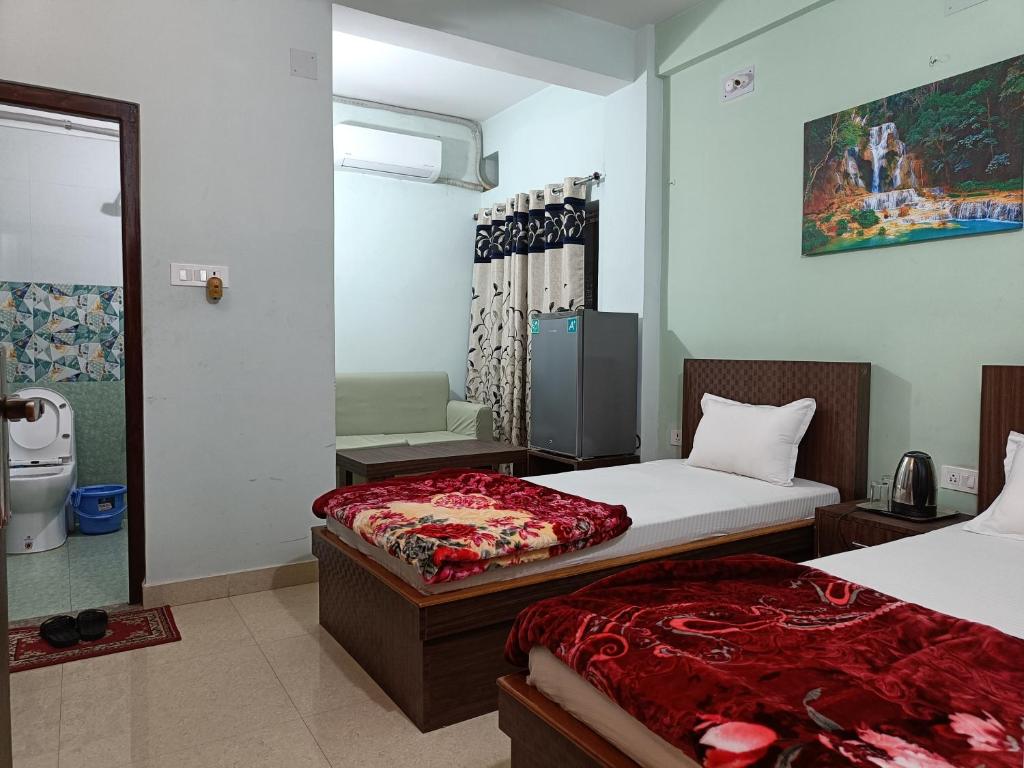 Postel nebo postele na pokoji v ubytování Hotel Vrindavan Palace