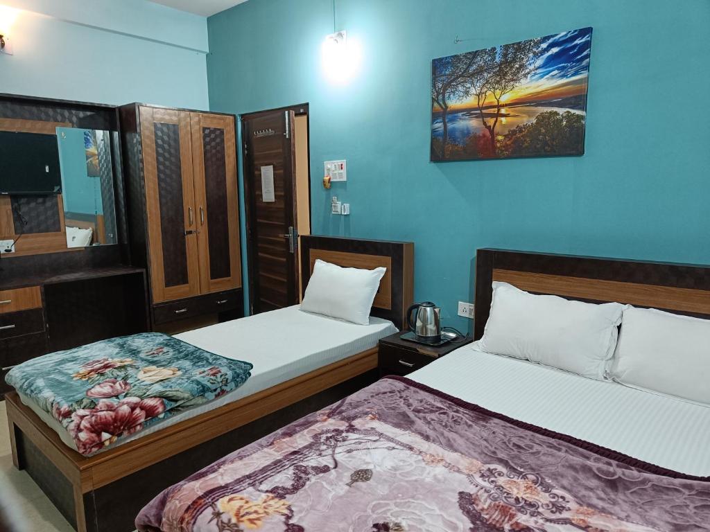 Postel nebo postele na pokoji v ubytování Hotel Vrindavan Palace