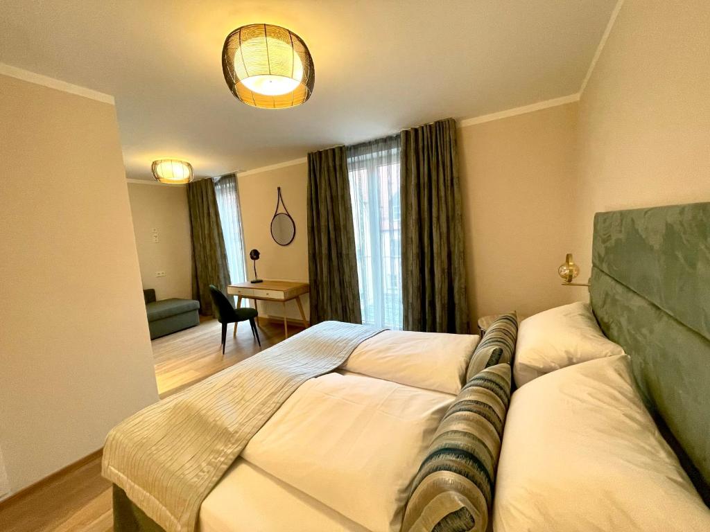 Hotel Lutz - King Room With Roll-In Shower - Disability Access