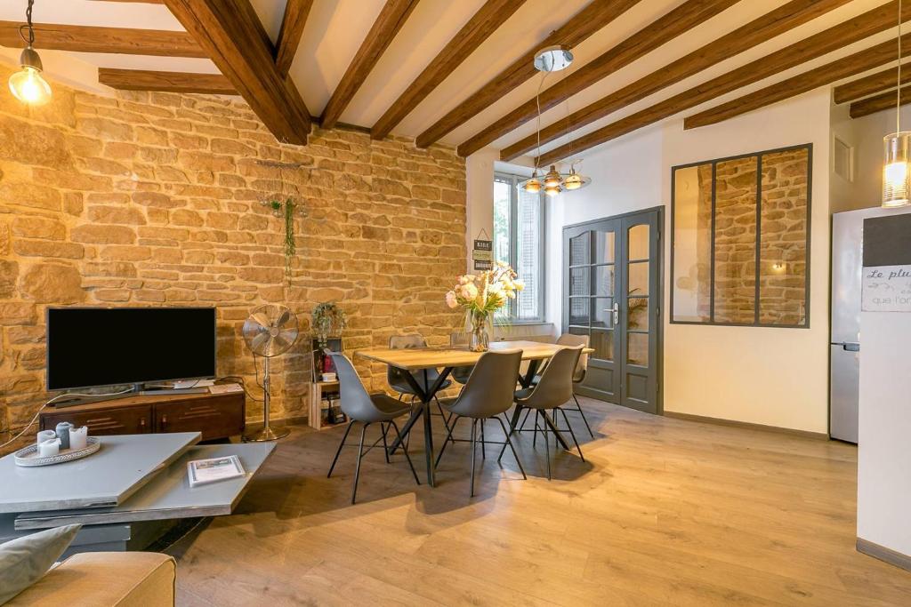 comedor con mesa y pared de ladrillo en L'alcôve, au centre ville de Dijon, en Dijon