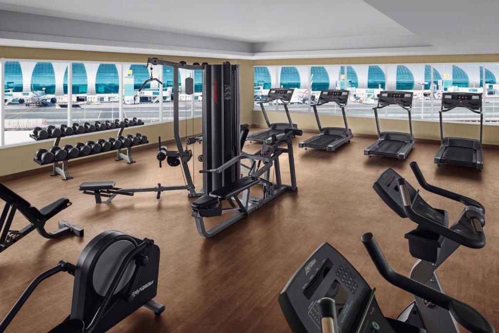 Fitness centrum a/nebo fitness zařízení v ubytování Holiday Inn Express Dubai Airport by IHG