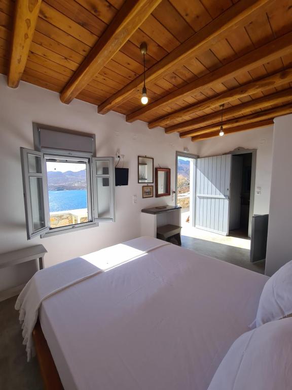 リバディオンにあるAsteroskoni of Serifosのベッドルーム(大きな白いベッド1台、窓付)