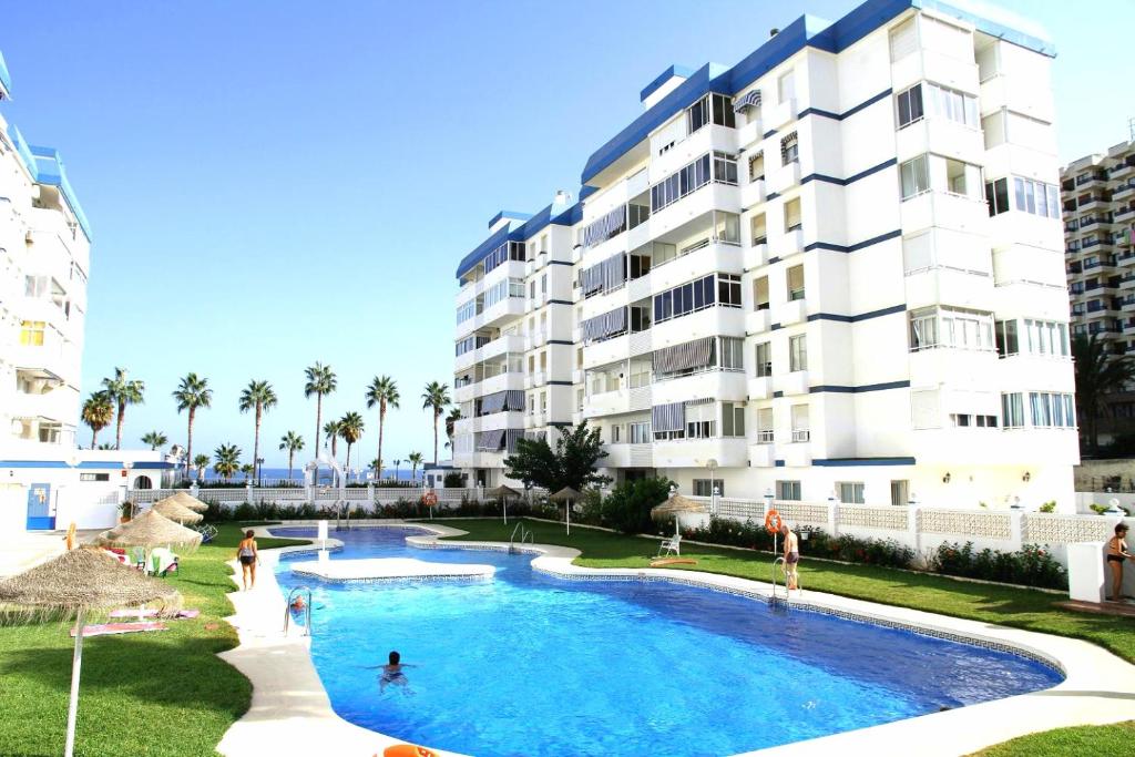 basen przed dużym budynkiem mieszkalnym w obiekcie Costamar, Primera linea de playa, 3 dormitorios, 2 baños, vistas al mar, Internet Wifi y Garaje, Ideal parejas y familias w mieście Benalmádena