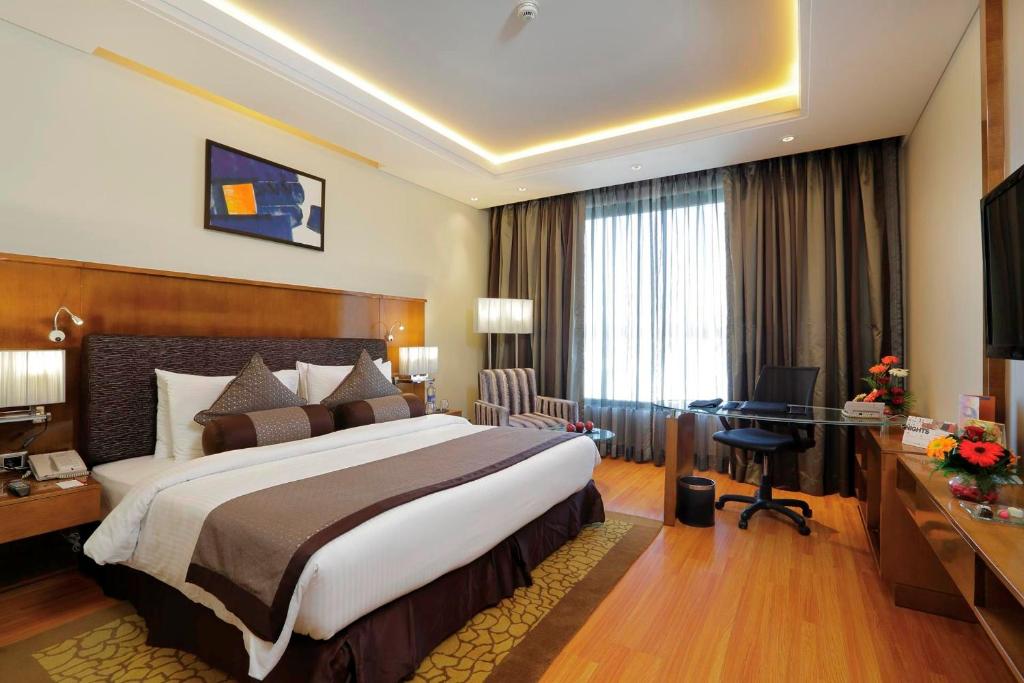 Postel nebo postele na pokoji v ubytování Yashail Hotel Haridwar