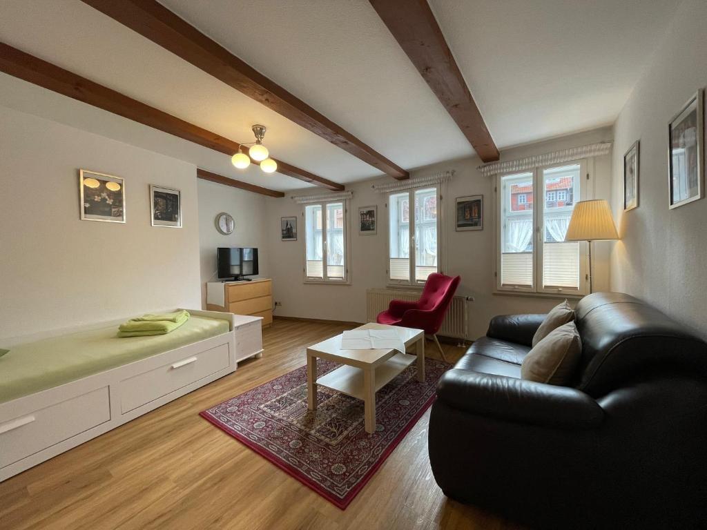 salon z kanapą i stołem w obiekcie Apartment mit Terrasse No3 w mieście Quedlinburg