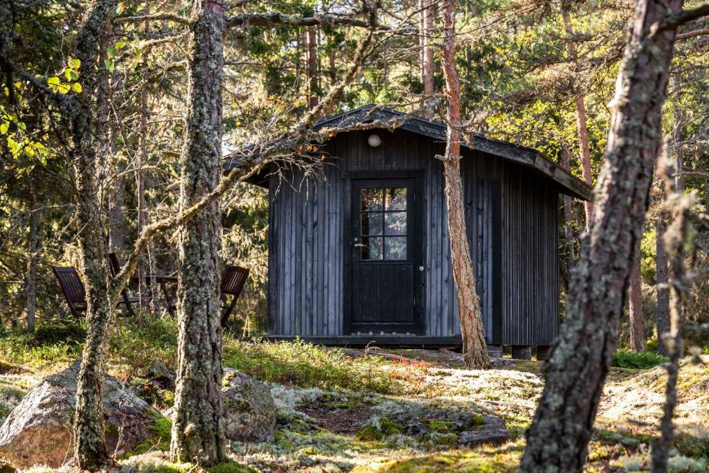eine kleine Hütte mitten im Wald in der Unterkunft Cafe Alppila in Iniö