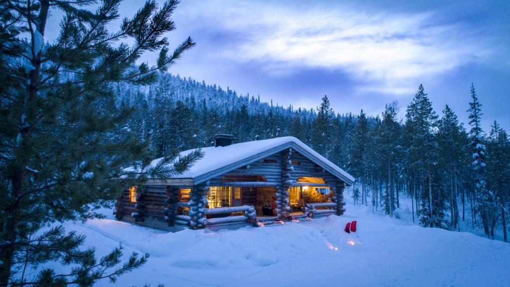 凱米耶爾維的住宿－Arcticvillas Tunturituikku，雪中的一个小木屋
