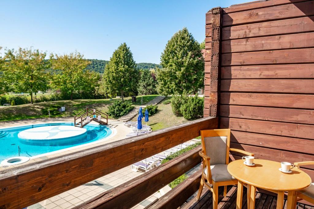 Bazén v ubytování Petneházy Aparthotel nebo v jeho okolí