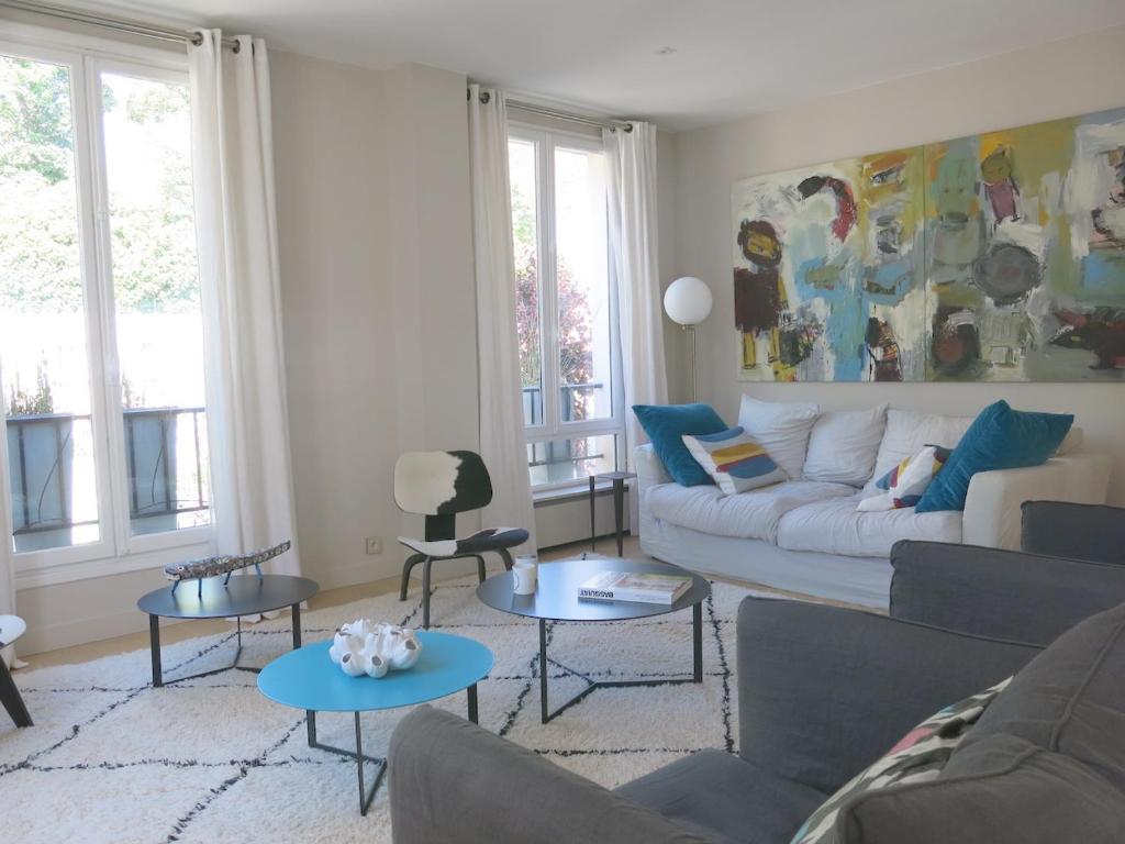 un salon avec un canapé et deux tables dans l'établissement Sacré Coeur CityCosy, à Paris