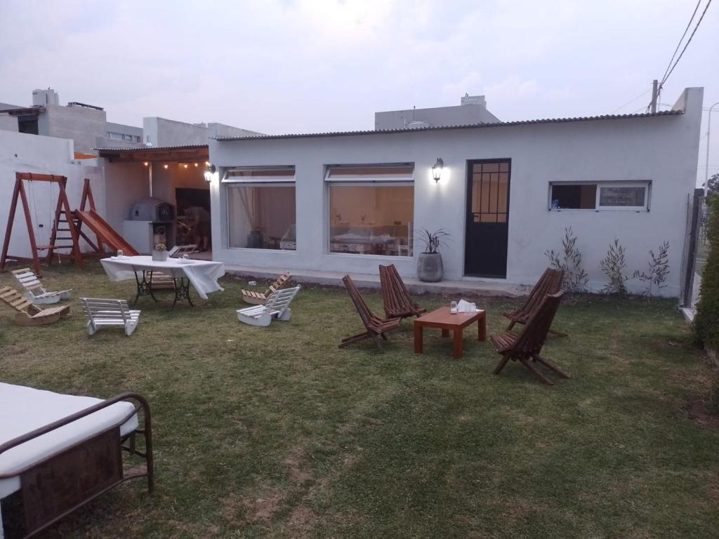 un gruppo di sedie e tavoli in un cortile di Casa Amplia, Luminosa con Quincho y Pileta! a Tandil