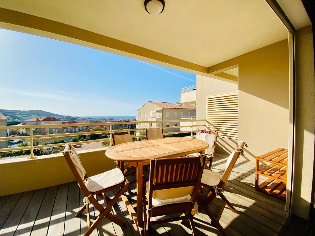 Balkón nebo terasa v ubytování Les Jardins de Quatrina 2 chambres vue mer
