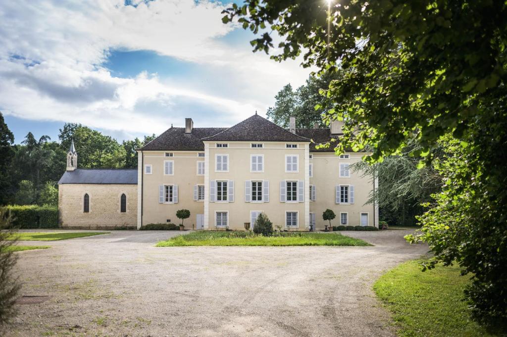Casa blanca grande con entrada grande en Château Armand Heitz - Domaine Armand Heitz, en Chaudenay