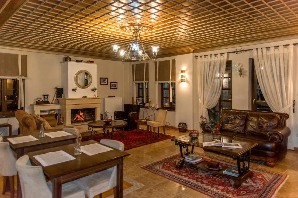 ein Wohnzimmer mit einem Sofa und einem Kamin in der Unterkunft Arxontiko Krana in Asprangeloi