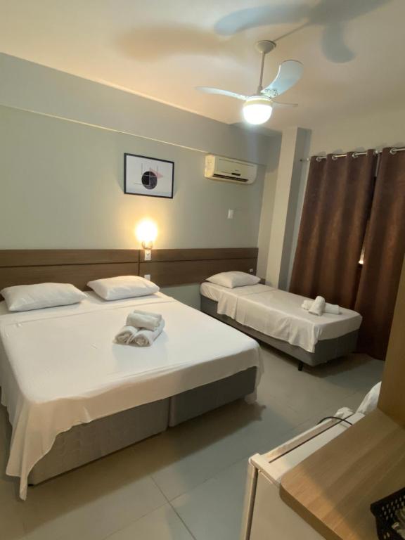 um quarto de hotel com duas camas e um tecto em Pousada Bella Nina em Balneário Camboriú