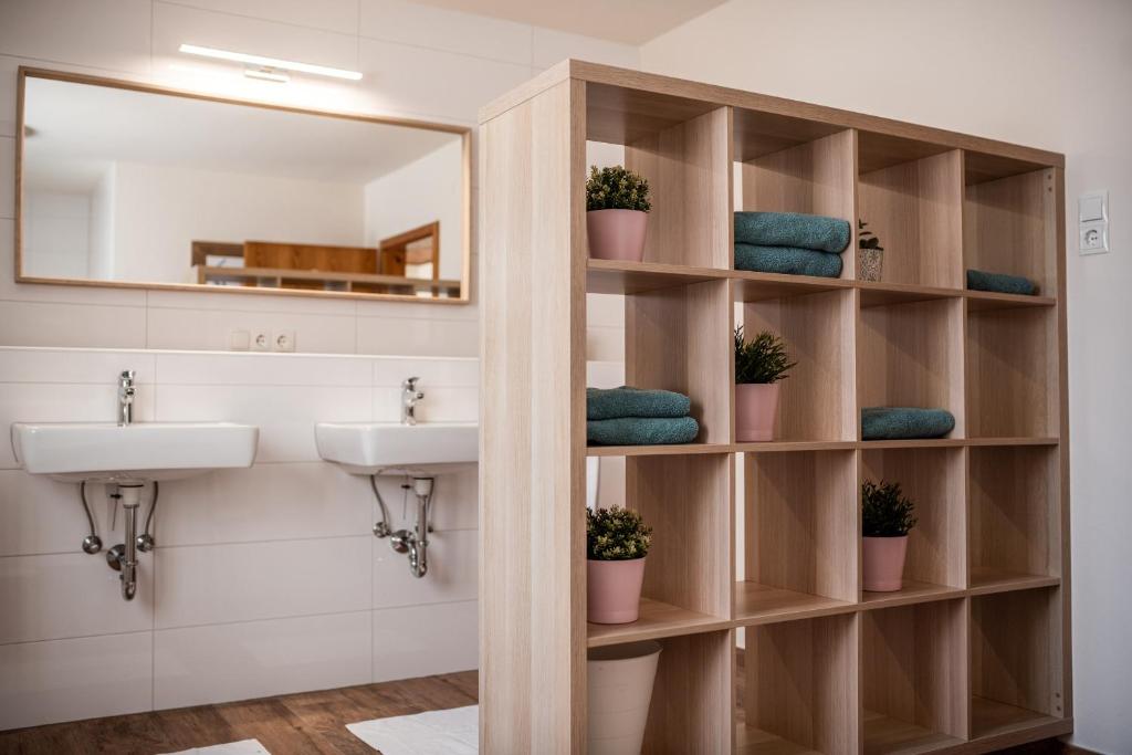 uma casa de banho com 2 lavatórios e um espelho em M-House FLACHAU Ganzes Haus für 8 Personen em Flachau