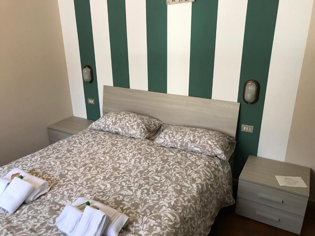 Postel nebo postele na pokoji v ubytování La Buca delle Fate Ristorante Albergo