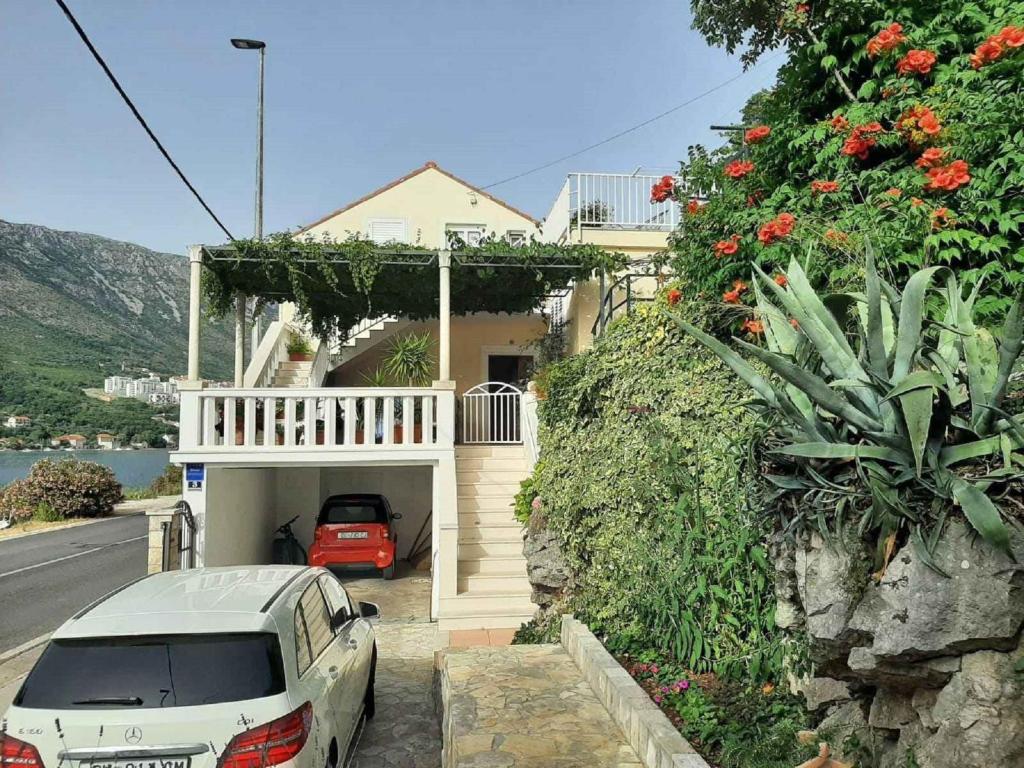 een witte auto geparkeerd voor een huis bij Cetinic Apartment in Dubrovnik