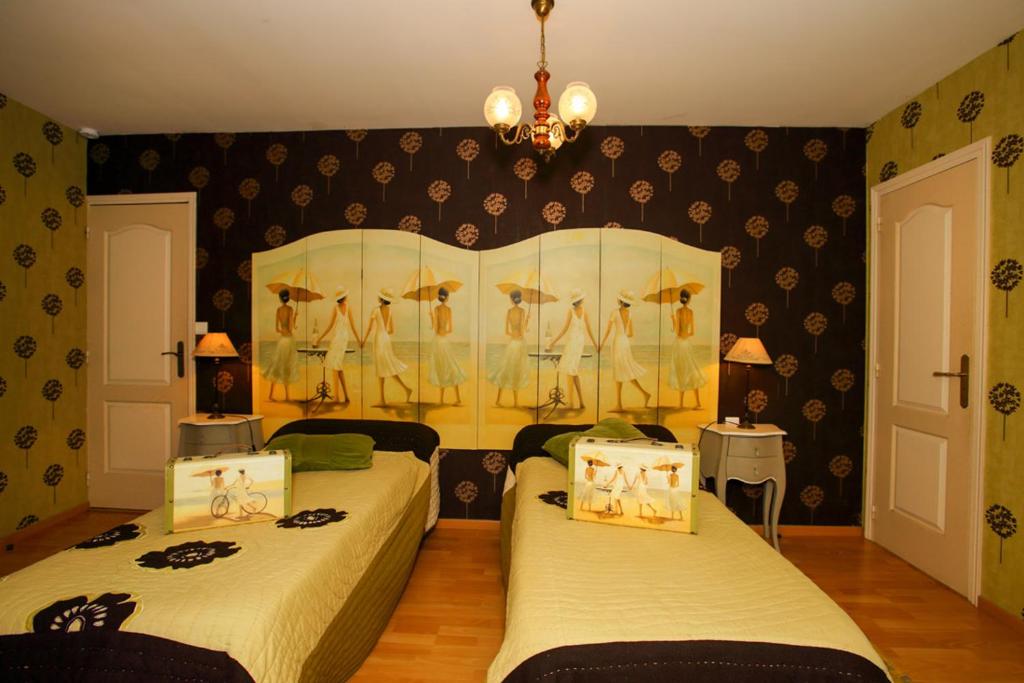 Lanévry - Tristan في Kerlaz: غرفة نوم بسريرين ولوحة على الحائط