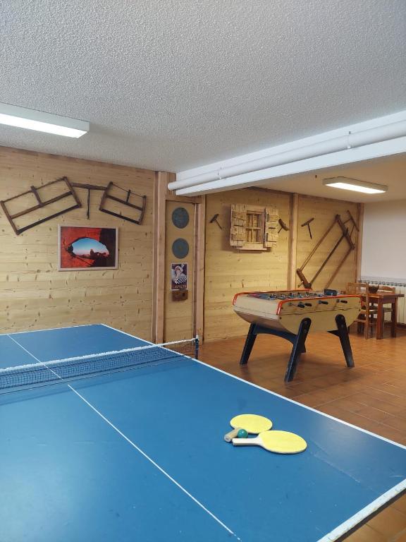 Stolní tenis v ubytování Hôtel Aigliere nebo okolí