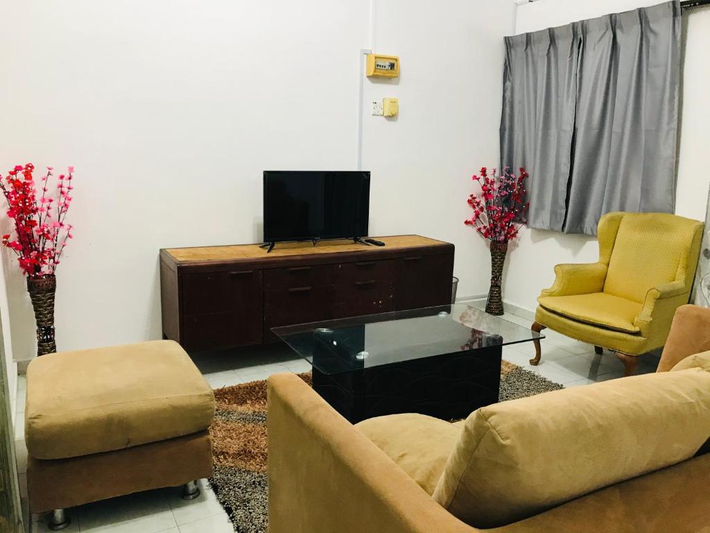 TV a/nebo společenská místnost v ubytování Alyn Home UTHM Parit Raja Coway