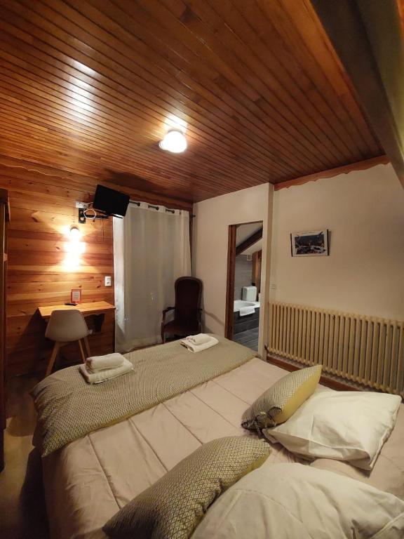 Postel nebo postele na pokoji v ubytování Hôtel Aigliere