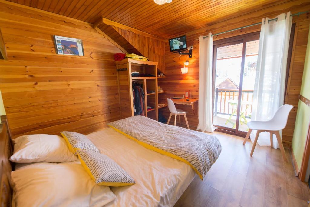Postel nebo postele na pokoji v ubytování Hôtel Aigliere