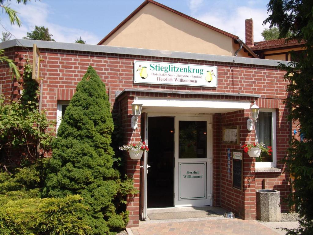 un edificio de ladrillo con un cartel en la puerta en Waldhotel & Restaurant Stieglitzenkrug en Feldberg