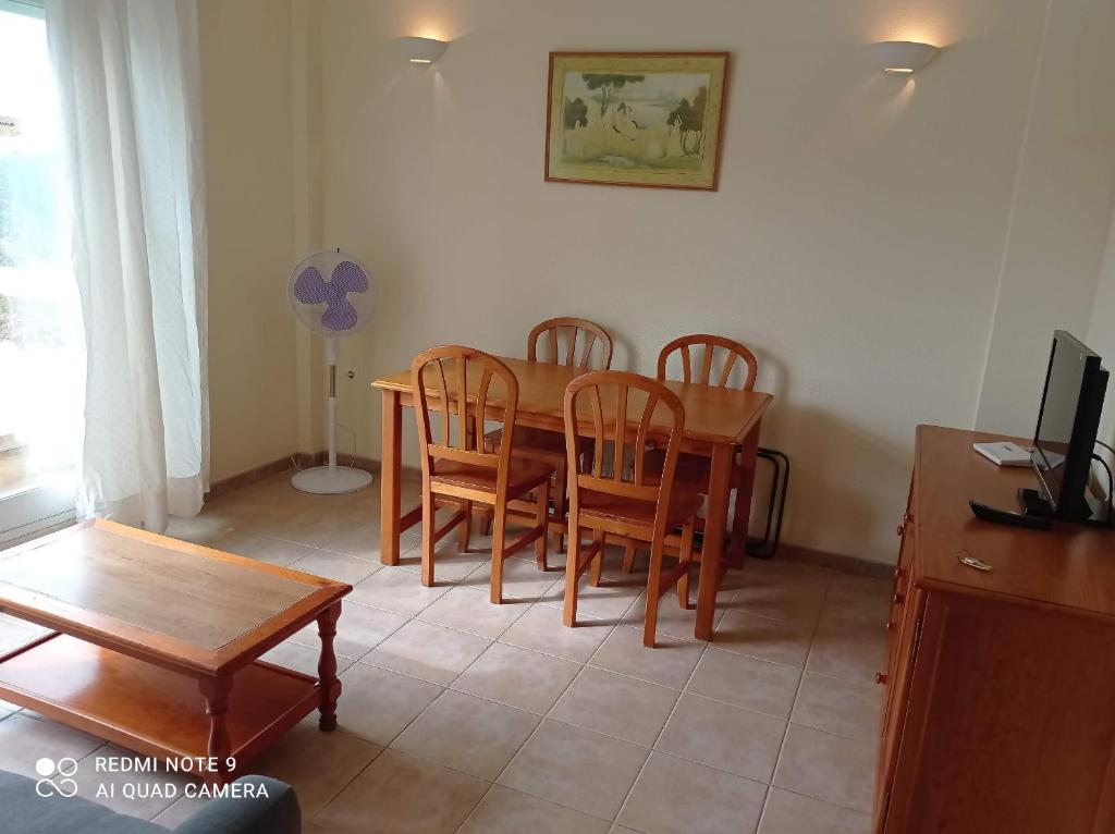 TV a/nebo společenská místnost v ubytování Los Juncos Solo Familias Serviplaya