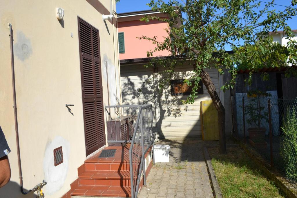 ein Haus mit einem Tor neben einem Gehweg in der Unterkunft Appartamento 2m in Ameglia