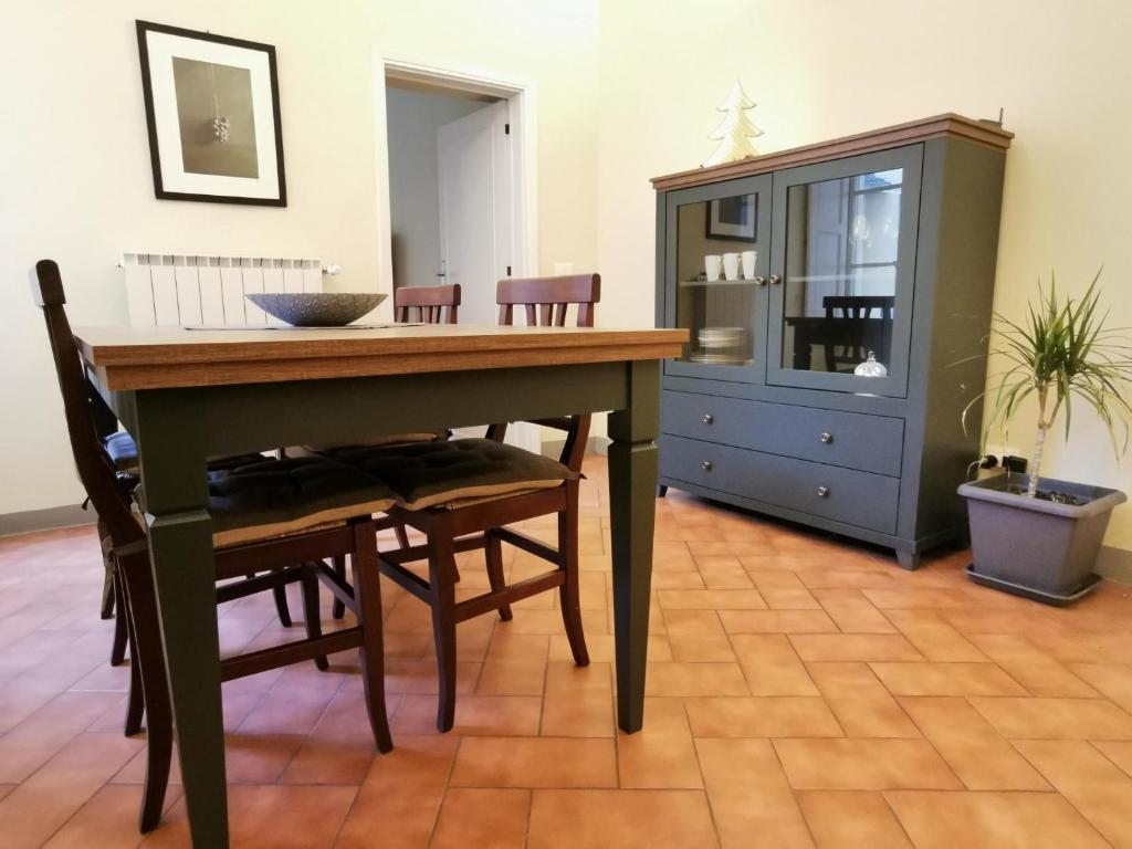 ein Esszimmer mit einem Tisch und Stühlen sowie einem Schrank in der Unterkunft Casa del Moro in Florenz