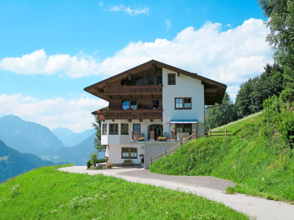 uma casa numa colina com uma estrada em Apartment Moarerlechenhof - FGZ335 by Interhome em Hart im Zillertal