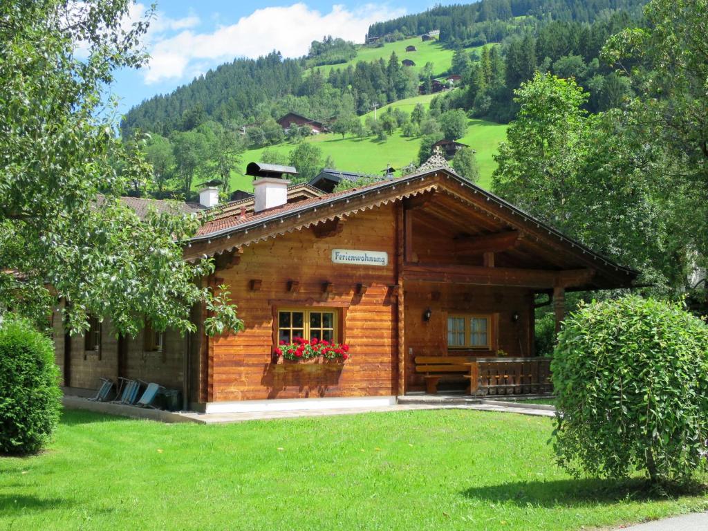 una cabaña de madera en medio de un campo verde en Chalet Heisenhaushütte - MHO684 by Interhome, en Ramsau im Zillertal