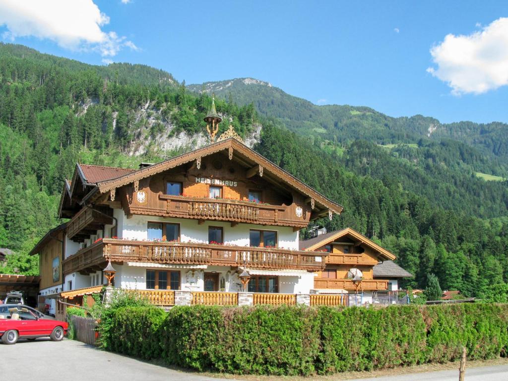 duży drewniany dom z samochodami zaparkowanymi przed nim w obiekcie Apartment Heisenhaus-2 by Interhome w mieście Ramsau im Zillertal