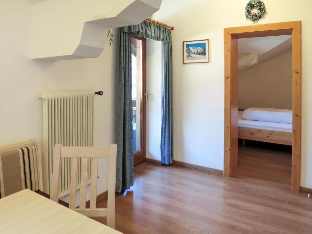 pokój z łóżkiem i drzwiami do sypialni w obiekcie Apartment Heisenhaus-2 by Interhome w mieście Ramsau im Zillertal