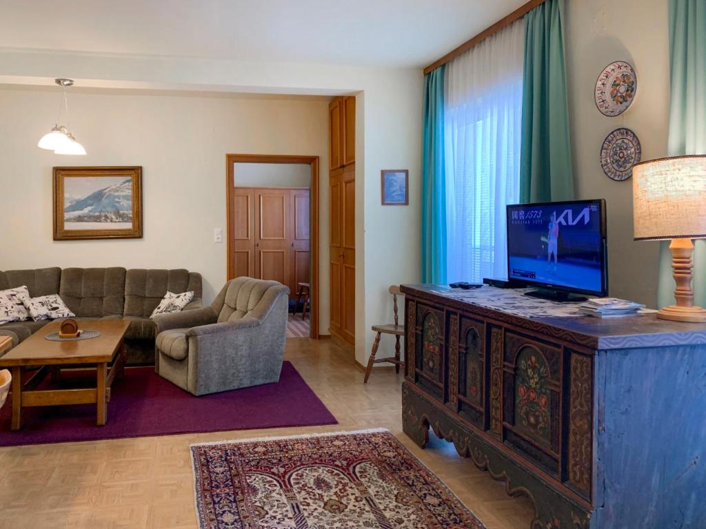Een TV en/of entertainmentcenter bij Apartment Unterkofler - TFN102 by Interhome
