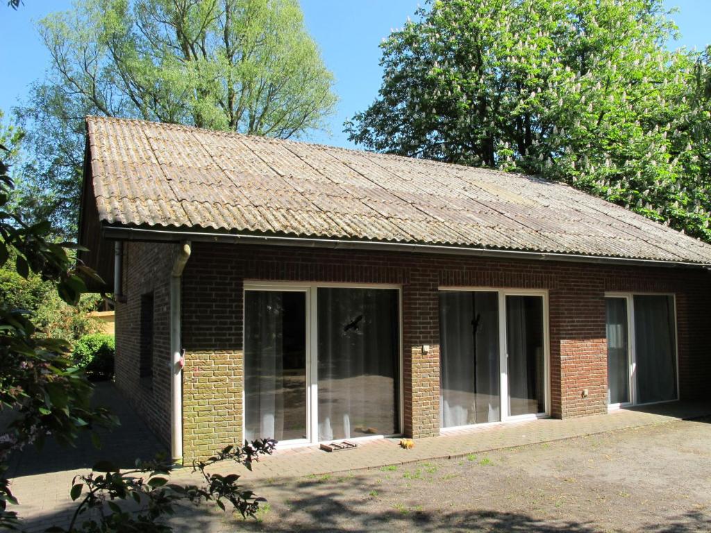 オッテルンドルフにあるHoliday Home Fritz by Interhomeの小さな煉瓦造りの屋根