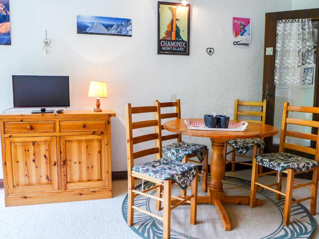 une pièce avec une table, des chaises et une télévision dans l'établissement Apartment Les Pècles by Interhome, à Chamonix-Mont-Blanc